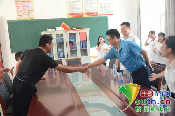 我院院长郝文清老师与袁寨镇北照小学朱校长握手交谈