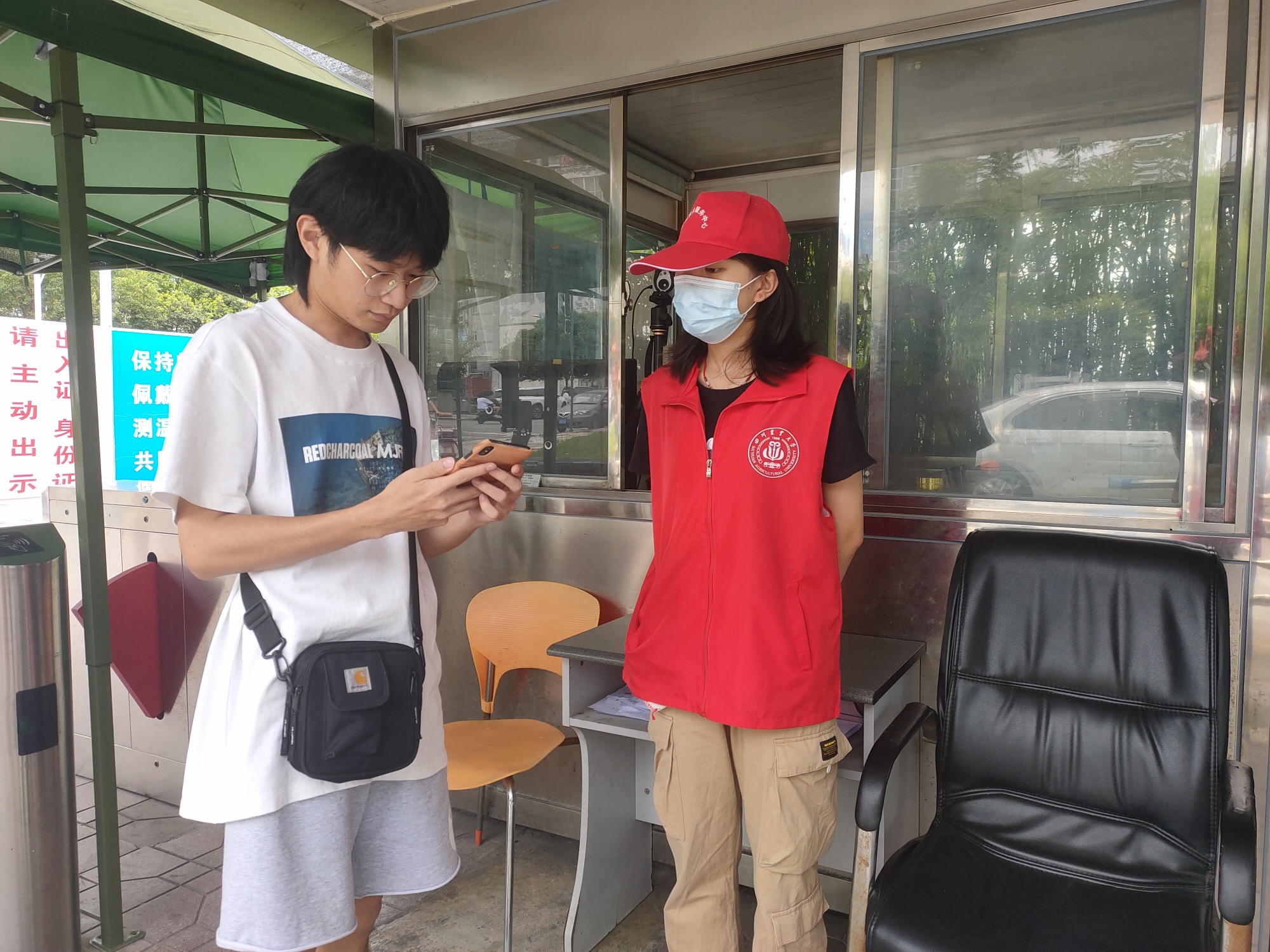 四川学子三下乡助力疫情防控工作
