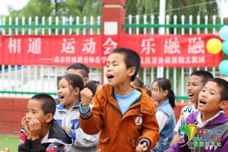 江苏学子三下乡:帮助回族乡的孩子们讲普通话 写规范字